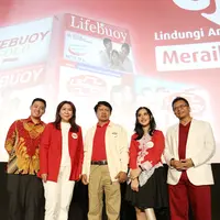 Erfan Hidayat, Head of Skin Cleansing Unilever Indonesia, Susi Susanti, Ellyas Pical, Nicky Clara, dan Prof. Dr. dr. Hinky Hindra Irawan Satari, Sp.A (K), M. TropPaed di peluncuran film pendek "90 Tahun Lindungi Anak Indonesia Meraih Mimpi", Kamis (15/8/2024). [Foto: Budy Susanto/KapanLagi]