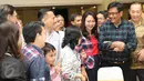 Cawagub DKI Jakarta, Djarot Saiful Hidayat berbincang dengan warga Blitar Raya saat menghadiri acara silaturahmi di Jakarta, Minggu (8/1). Silaturahmi itu dihadiri ratusan warga Blitar Raya yang tinggal di Kota Jakarta. (Liputan6.com/Immanuel Antonius)