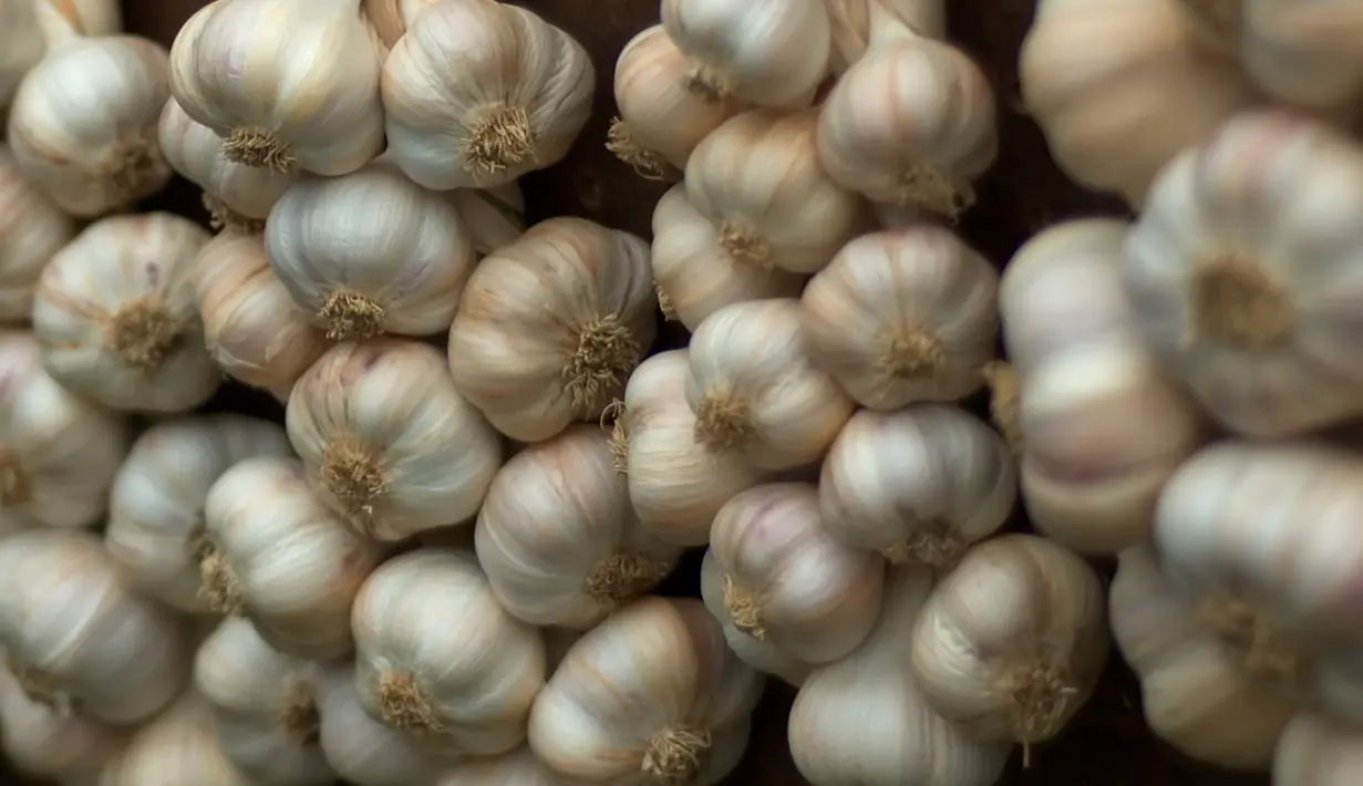 Bawang putih adalah antibiotik alami yang dapat menurunkan pengaruh infeksi serta bau tidak sedap pada vagina. Caranya makan bawang putih pada saat perut masih kosong dengan segelas air hangat. (huffingtonpost.com)