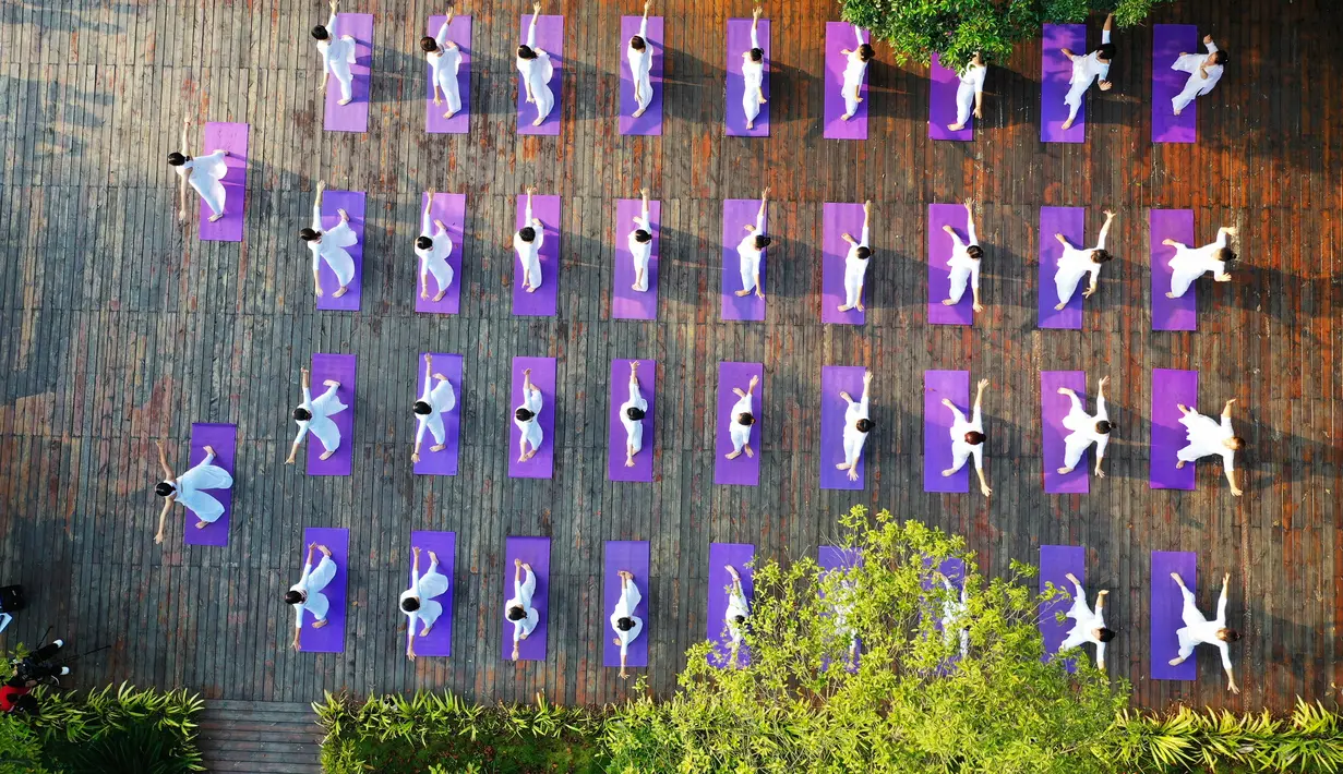 Foto yang diabadikan menggunakan drone pada 30 Agustus 2020 ini menunjukkan orang-orang berlatih yoga di ruang terbuka di Wilayah Jianhe, Provinsi Guizhou, China barat daya. (Xinhua/Yang Wenbin)