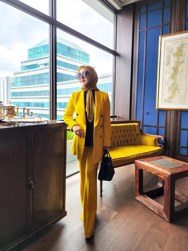 6 Mix and Match Outfit Kuning untuk Hijabers ala Syahrini, Cetar Tanpa Norak