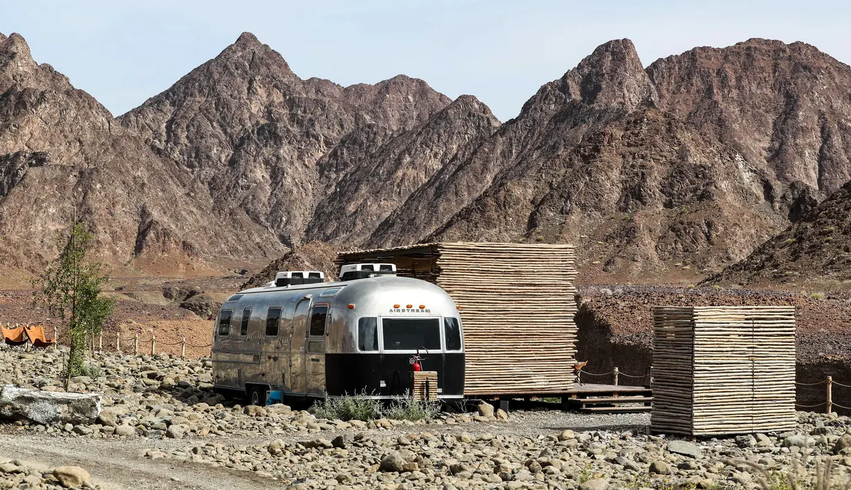 Trailer gurun tersedia di lokasi glamping atau glamorous camping di Hatta, Dubai, 15 Februari 2019. Dubai bertujuan memperluas kemasyhurannya dengan menyajikan wisata glamping. (Karim Sahib/AFP)