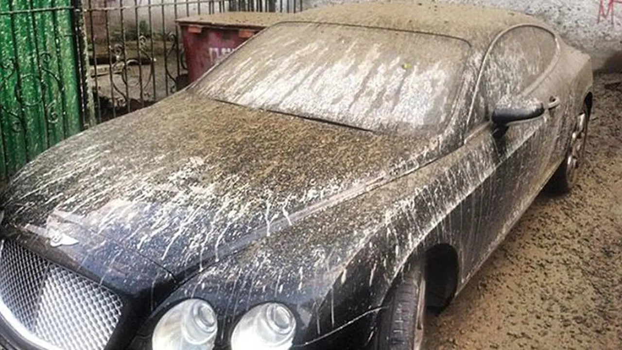 Sebuah Bentley Continental Tak Sengaja Tersiram Adukan Semen