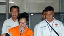 Anggota Komisi V DPR RI dari Fraksi PDIP, Damayanti Wisnu Putranti (DWP) mengenakan baju tahanan usai menjalani pemeriksaan Perdana di gedung KPK, Jakarta, Senin (18/1/2016). (Liputan6.com/Helmi Afandi)