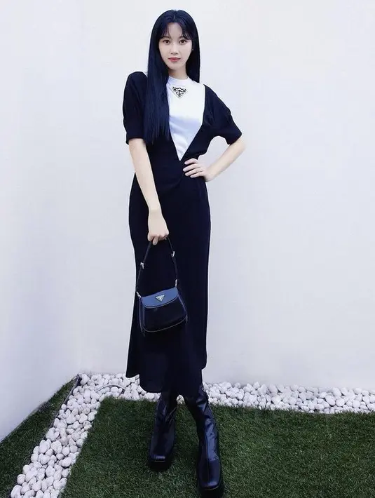 Tampil serba Prada, mula dari maxi dress, dengan aksen warna putih di bagian dada dan lengan puffnya. Riasan wajahnya kembalo flawless hanya lipstik merah tipis yang on point.  (@m_kayoung)