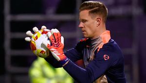 Kiper Barcelona, ​​Marc-Andre ter Stegen, melakukan pemanasan sebelum dimulainya pertandingan sepak bola Copa del Rey antara Guadalajara dan Barcelona di Guadalajara, Spanyol, Rabu (17-12-2025) dini hari WIB. (AP Photo/Rudy Garcia)