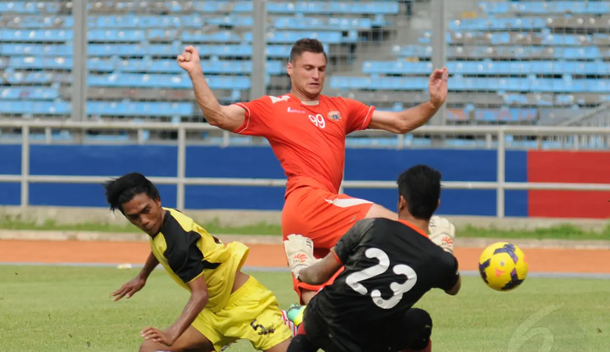 Penyerang Persija Jakarta, Yevgeni Kabayev (tengah) mencoba melewati hadangan penjaga gawang Martapura FC saat laga uji coba di Stadion GBK Jakarta, Selasa (6/1/2015). Persija unggul 2-1 atas Martapura FC. (Liputan6.com/Helmi Fithriansyah)
