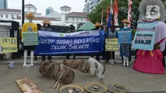 Aktivis dari Koalisi Rakyat untuk Keadilan Perikanan (KIARA) membentangkan spanduk saat berunjuk rasa di depan Balai Kota DKI Jakarta, Rabu (15/7/2020). Mereka menolak reklamasi Ancol dengan menuntut Gubernur DKI Jakarta segera mencabut Kepgub Nomor 237 Tahun 2020. (merdeka.com/Imam Buhori)
