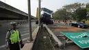 Petugas polisi berada di lokasi kecelakaan kendaraan berat kontainer yang menabrak jalur pembatas pintu masuk tol akses Tanjung Priok di Jalan Raya Cilincing, Jakarta Utara, Sabtu (17/8/2019). (merdeka.com/Arie Basuki)