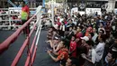 Warga menyaksikan pertandingan tinju amatir yang berlangsung saat Car Free Day di kawasan Bundaran HI, Jakarta, Minggu (29/4). Kegiatan ini merupakan pertandingan tanpa pemenang karena memakai konsep latih tanding. (Liputan6.com/Faizal Fanani)