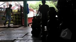 Pekerja menurunkan gas tiga kg dari mobil di agen elpiji di Karet Kuningan, Jakarta, Selasa (26/5/2015). Untuk menghindari subsidi yang tidak tepat sasaran, Pertamina melabeli gas tiga Kg dengan "Hanya untuk Masyarakat Miskin". (Liputan6.com/Johan Tallo)