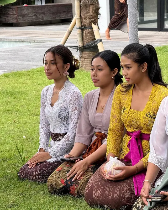 Pindah ke rumah baru Kamari, 8 potret Jennifer Coppen gelar ritual melaspas adat Bali