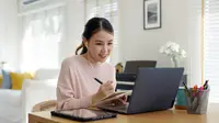 Ilustrasi wanita freelance di depan laptop (c) Shutterstock