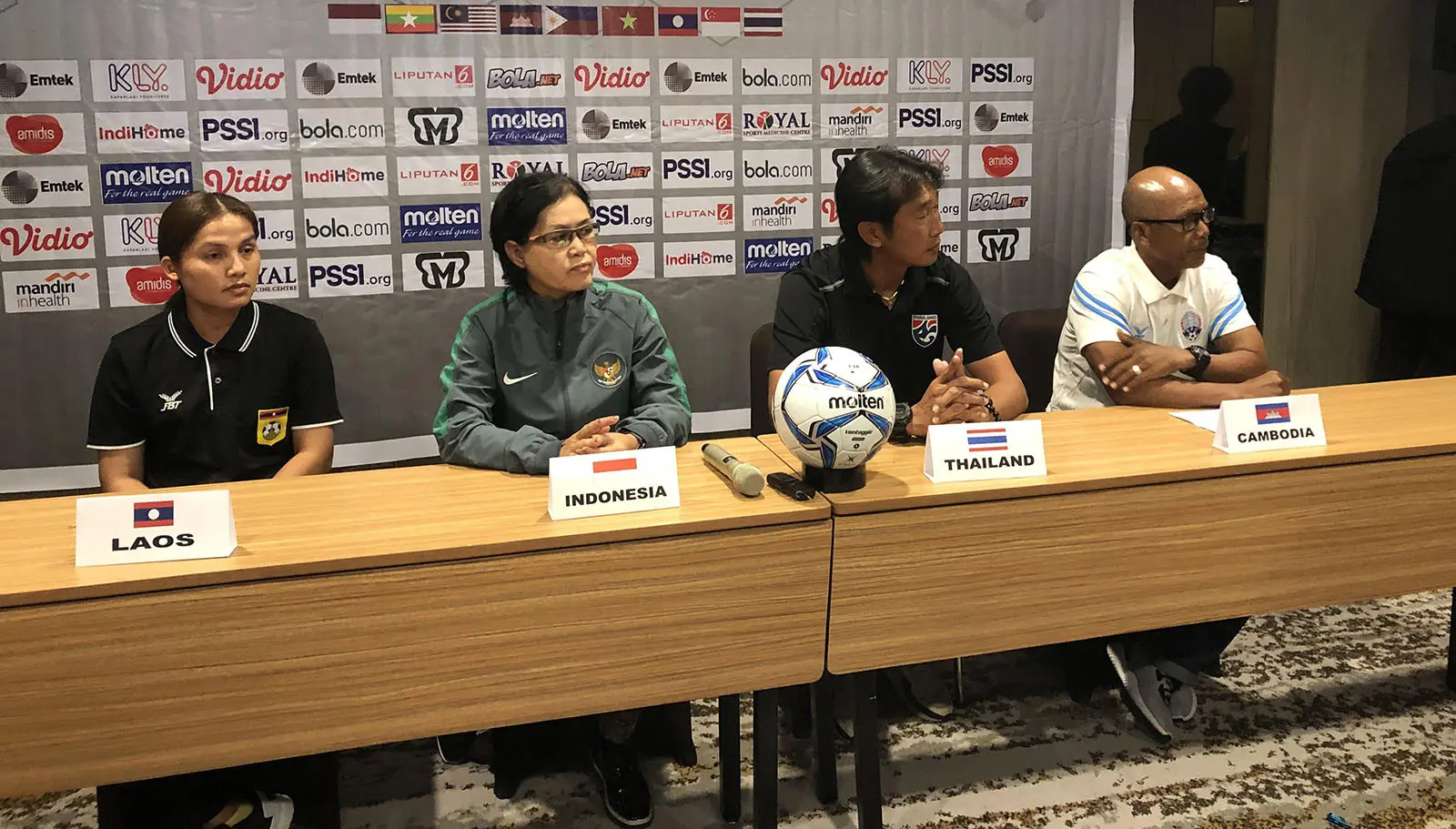 Pelatih dari tim peserta Piala AFF U-16 Putri 2018 dalam sesi konferensi pers di Palembang, Senin (30/4/2018). (Bola.com/Riskha Prasetya)