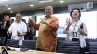 Dirut PLN Sofyan Basir (tengah) usai memberi keterangan pers setelah rumahnya digeledah oleh KPK, Jakarta, Senin (16/7). Sofyan menyatakan, kerja sama dengan KPK terkait pencegahan korupsi akan semakin erat dan proaktif. (Liputan6.com/Arya Manggala)