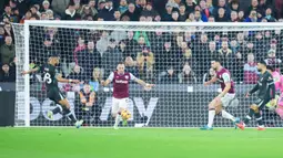 Luis Diaz, Cody Gakpo, dan Mohamed Salah mencetak gol untuk Liverpool di babak pertama. (AP Photo/Kirsty Wigglesworth)