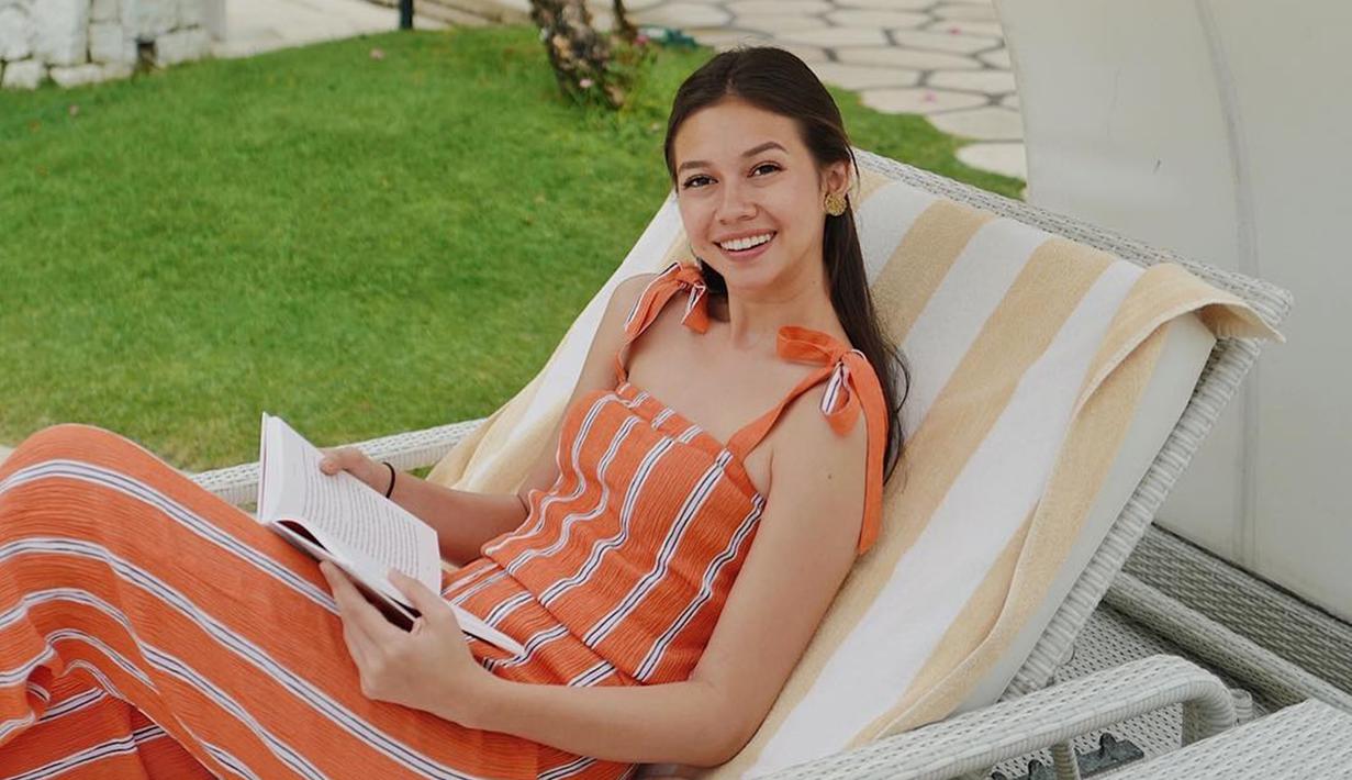 Aktris dengan tinggi badan 170 cm ini selalu memanfaatkan waktu santainya dengan membaca, Momen Yuki bersantai ini mencuri perhatian. Buku yang ia baca ini membuat Yuki Kato terlihat sumringah. Momen santai dengan membaca menjadi salah satu aktivitas wajib bagi Yuki. (Liputan6.com/IG/@yukikt)