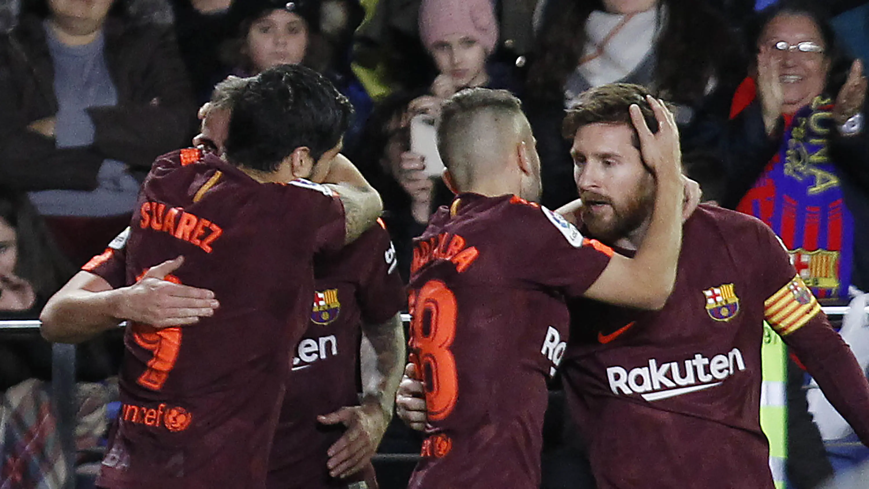 Para pemain Barcelona merayakan gol yang dicetak oleh Lionel Messi ke gawang Villarreal pada laga La Liga, di Stadion De La Cerramica, Minggu (10/12/2017). Barcelona menang 2-0 atas Villarreal. (AP/Alberto Saiz)
