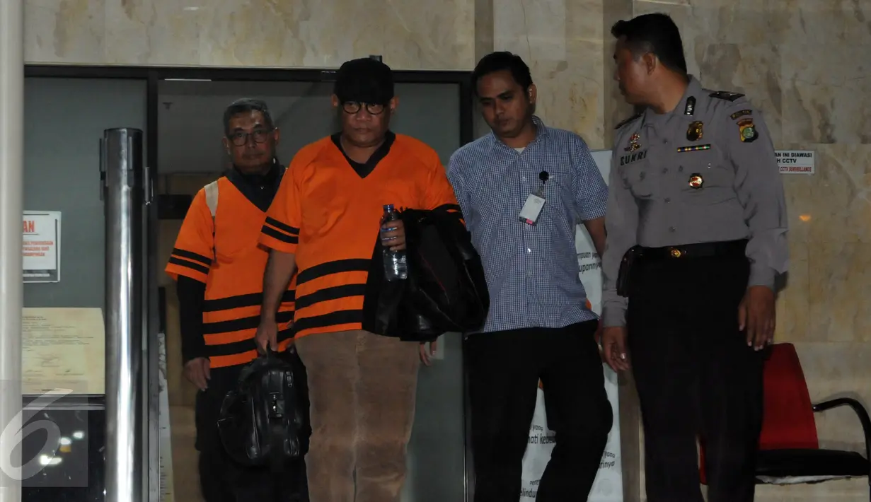 Tersangka pemberi suap terkait rencana proyek pembangunan 12 ruas jalan di Sumatera Barat, Yogan Askan (depan) selaku pengusaha berjalan keluar usai menjalani pemeriksaan di Gedung KPK, Jakarta, Kamis (30/6).(Liputan6.com/Helmi Afandi)