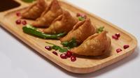 Samosa recipe with tamarind dipping sauce. (Photo: kabir cheema/Unsplash)