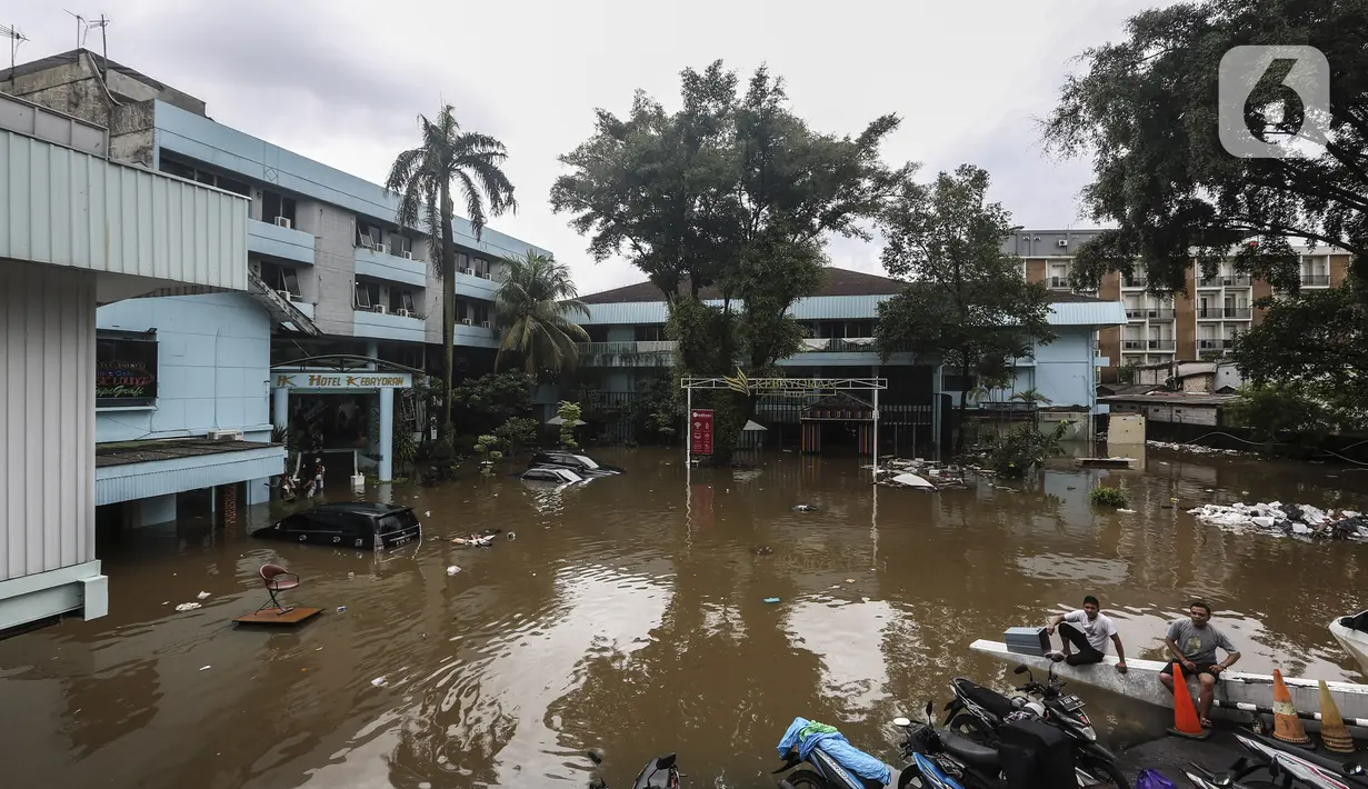 Suasana banjir di kawasan Tendean Jakarta, Sabtu (20/2/2021). Curah hujan yang tinggi menyebabkan banjir setinggi orang dewasa di kawasan Tendean. (Liputan6.com/Johan Tallo)