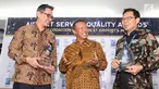 Dirut PT Angkasa Pura l Danang S Baskoro (tengah), berbincang dengan Co. GM Commercial Bandara I Gusti Ngurah Rai Bali dan GM Bandara Sultan Hasanuddin, usai mengumumkan penghargaan Airport Service Quality 2016, di Jakarta (24/10). (Liputan6.com/Pool)