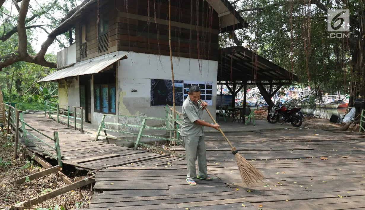 Aktivitas petugas di Suaka Margasatwa Muara Angke, Jakarta, Selasa (17/9/2019). Suaka Margasatwa Muara Angke akan dikembangkan sebagai pusat edukasi mangrove. (Liputan6.com/Herman Zakharia)