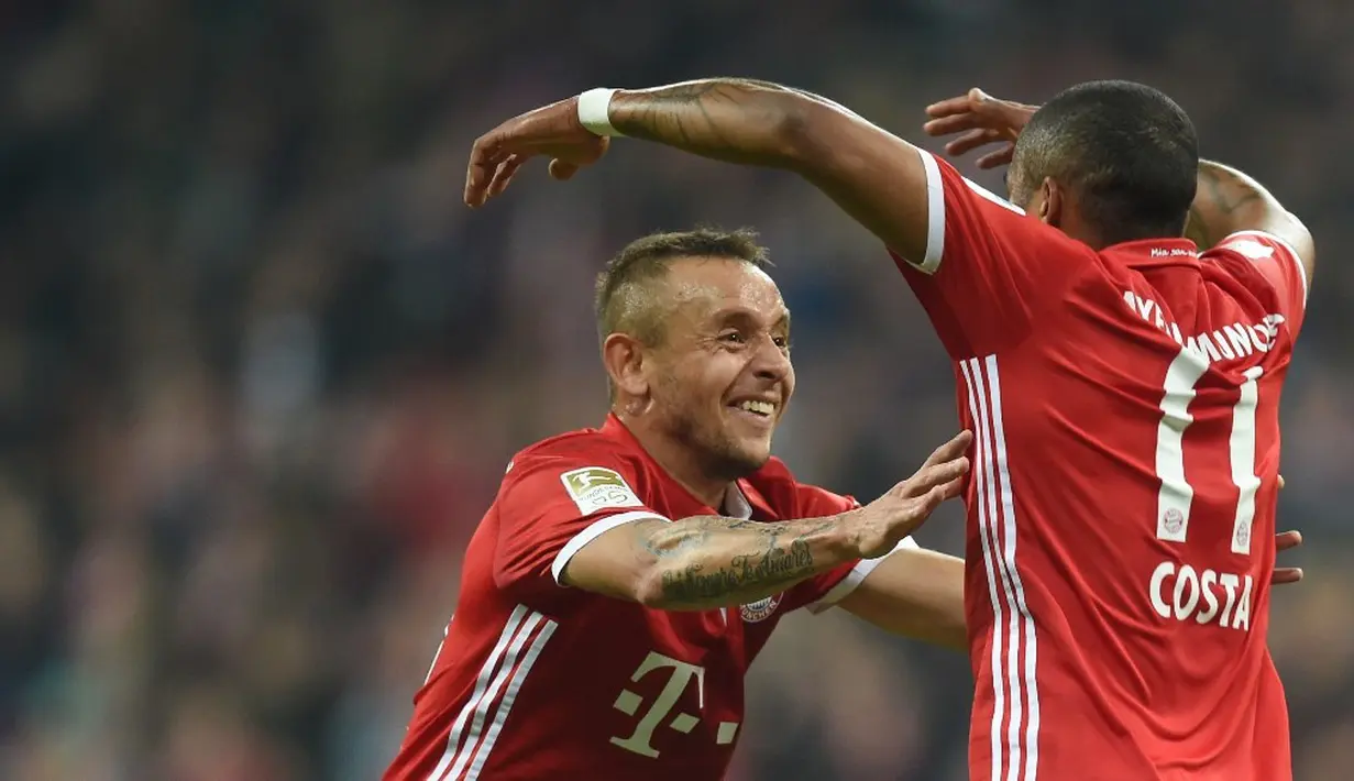 Pemain Bayern Munchen, Douglas Costa, merayakan golnya ke gawang Borussia Monchengladbach bersama Rafinha dalam laga pekan ke-8 Bundesliga 2016-2017, Sabtu (23/10/2016). (AFP/Christof Stache)