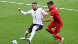 Pemain Denmark Joakim Maehle (kanan) berebut bola dengan pemain Inggris Kyle Walker pada pertandingan semi final Euro 2020 di Stadion Wembley, London, Inggris, 7 Juli 2021. Bek Denmark ini terbukti menjadi salah satu pilar yang sulit ditembus selama Euro 2020. (Catherine Ivill/POOL/AFP)