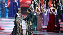 Mahkota tersebut sebelumnya dipegang oleh Firsta Yufi Amarta Putri dari Jawa Timur. Tampak dalam foto, Agnes Aditya Rahajeng (kiri) asal Banten usai menerima mahkota Puteri Indonesia saat Grand Final Pemilihan Puteri Indonesia 2026 di Jakarta Internasional Convention Center, Jakarta, Jumat (24/4/2026). (Kapanlagi.com/Budy Santoso)