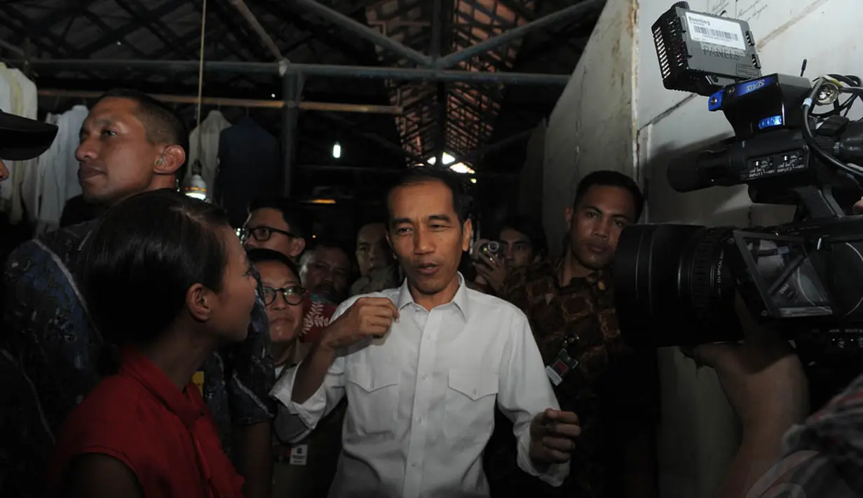 Mengenakan kemeja putih, Jokowi menyusuri sempat menyapa warga yang tengah berdagang di Pasar Lokbin Koja, Jakarta, (23/9/14). (Liputan6.com/Herman Zakharia)