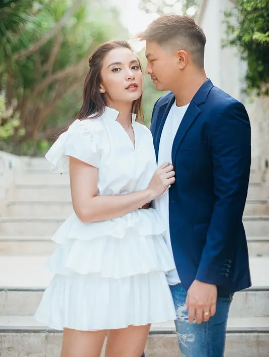 Chelsea Olivia terlihat begitu menawan memakai simpel dress putih. Sang suami, Glenn juga terlihat memakai busana senada namun menambahkan blazer biru untuk menunjang penampilannya. (Liputan6.com/IG/@chelseaoliviaa)