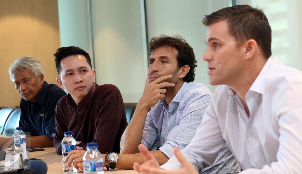 Pelatih asal Spanyol, Luis Milla Aspas (kedua kanan) saat memberi keterangan di kantor PSSI, Jakarta, Jumat (20/1). Luis Milla Aspas resmi menukangi Timnas Indonesia dengan durasi kontrak dua tahun. (Liputan6.com/Helmi Fithriansyah)