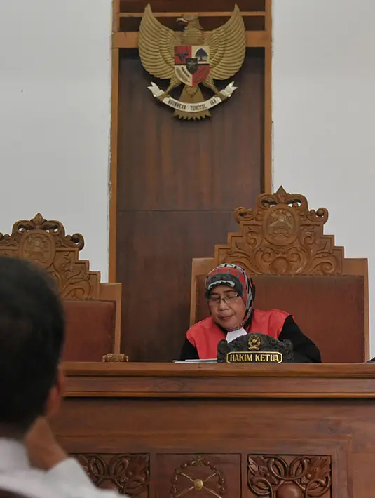 Hakim tunggal, Tati Hardianti, saat mendengarkan saksi pada lanjutan sidang Praperadilan SDA di Pengadilan Negeri Jakarta Selatan, Kamis (2/4/2015).  Sidang lanjutan Praperadilan dengan agenda mendengarkan keterangan saksi ahli. (Liputan6.com/Johan Tallo)