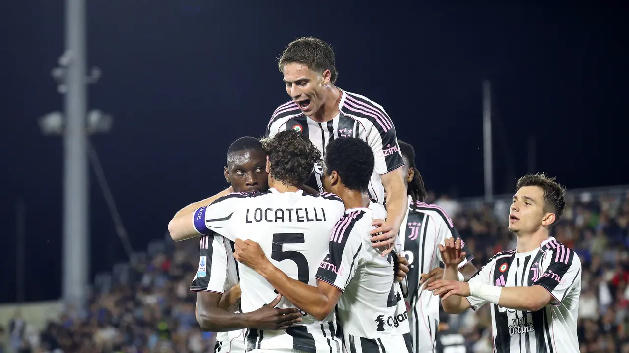 Skuad Juventus merayakan gol Randal Kolo Muani ke gawang Venezia, Senin (26/05/2025) dini hari WIB. (Paola Garbuio/LaPresse via AP)