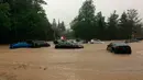 Sejumlah mobil terjebak dalam banjir yang menggenangi Ellicott City, Maryland (27/5). Banjir bandang melanda kota Maryland pada Minggu (27/5) waktu setempat. (Kenneth K. Lam / The Baltimore Sun via AP)