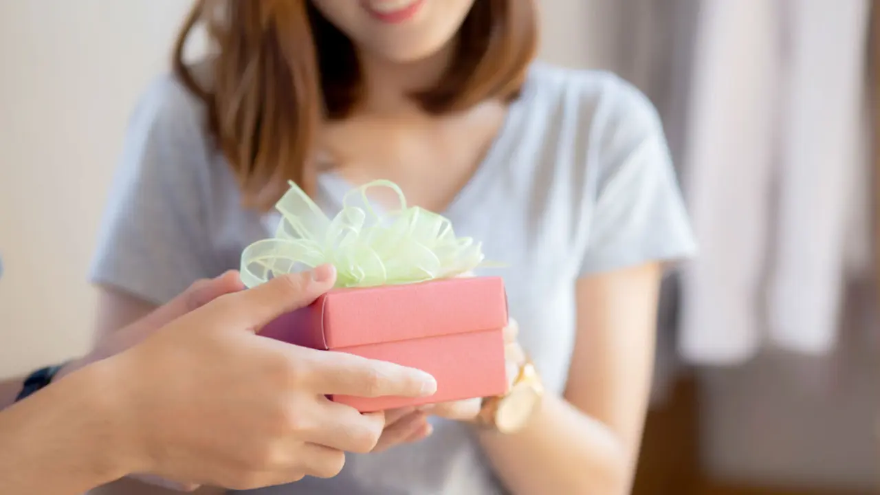 Sempurnakan Momen Bahagia, 5 Hadiah Ini Bikin Si Dia Makin Cinta