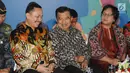 Wakil Presiden Jusuf Kalla berbincang dengan Ketua Komnas HAM, Ahmad Taufan Damanik saat peringatan hari Hak Asasi Manusia (HAM) internasional 2018 di kantor Komnas HAM, Jakarta, Selasa (11/12). (Liputan6.com/Angga Yuniar)