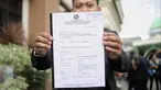 Kuasa hukum Nikita Mirzani menunjukkan surat itsbat nikah dan gugatan cerai di Pengadilan Agama Jakarta Selatan, Senin (16/7). Nikita Mirzani melayangkan gugatan cerai terhadap Dipo Latief. (Liputan6.com/Faizal Fanani)