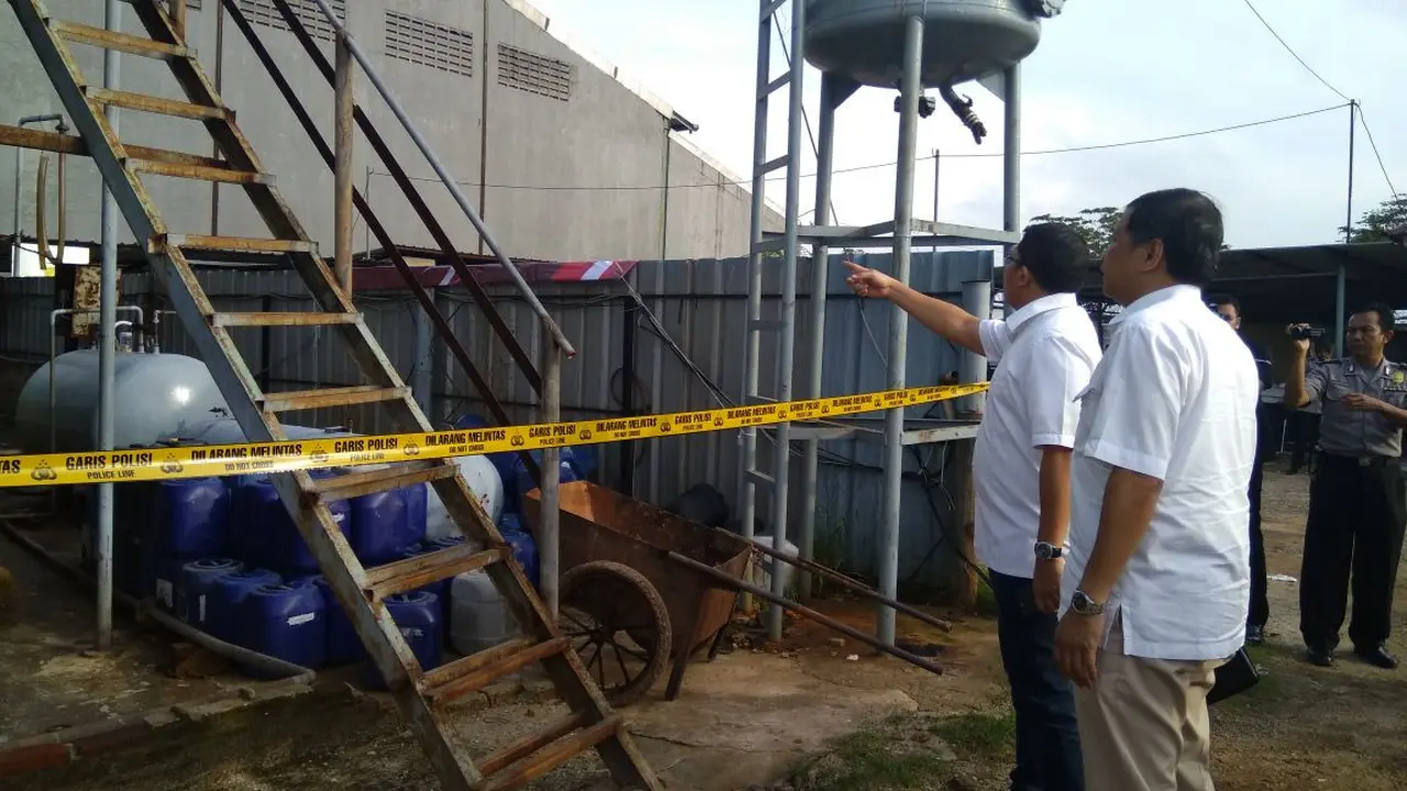 Polisi merilis kasus pembuatan solar palsu yang melibatkan warga negara asing (Liputan6.com/Pramita)