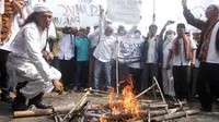 Ratusan orang yang tergabung dari berbagai ormas melakukan demonstrasi di depan Kantor Walikota Bekasi menolak pembangunan tempat ibadah. (Liputan6.com/Rahmat Hidayat)