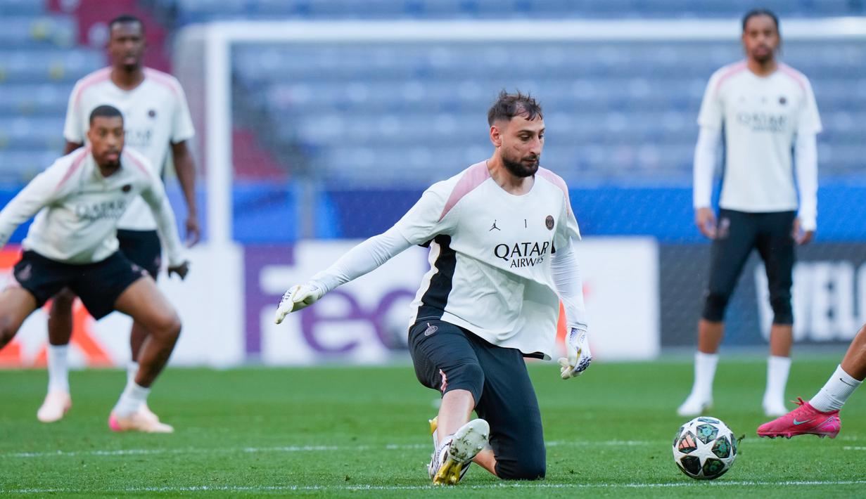 Kiper PSG, Gianluigi Donnarumma, saat sesi latihan jelang laga melawan Inter Milan pada partai final Liga Champions di Stadion di Allianz Arena, Munchen. (AP Photo/Luca Bruno)