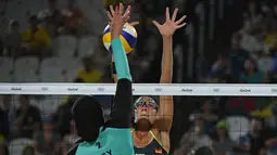 Doaa Elghobashy melakukan smash saat bertanding melawan pasangan Jerman di penyisihan Grup D Olimpiade Rio di Arena Voli Pantai, Rio de Janeiro, Brasil, (7/8).Meskipun kalah Doaa tetap bangga mewakili Mesir. (AFP PHOTO/Yasuyoshi Chiba)