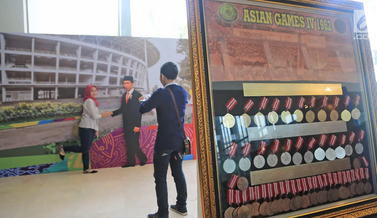 Koleksi sejarah Asian Games 1962, di mana Indonesia menjadi tuan rumah untuk pertama kalinya, di Museum Nasional, Jakarta, Minggu (19/8). Pameran ini berlangsung selama 10 hari dimulai dari tanggal 18 hingga 28 Agustus 2018. (Liputan6.com/Herman Zakharia)
