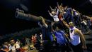 Sejmlah warga menguasai tank di Bandara Internasional Ataturk, Istanbul, Turki, (16/7). Militer Turki melakukan kudeta dan memblokade Jembatan Bosphorus yang menghubungkan Asia dan Eropa. (REUTERS/Huseyin Aldemir)