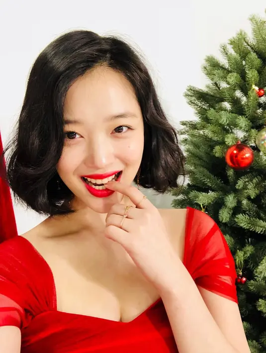 Sejak itu, cewek kelahiran 29 Maret 1994 ini pun mempunyai banyak haters. Di setiap postingan foto di akun Instagram pribadinya, Sulli kerap diserang oleh para haters. (Foto: instagram.com/jelly_jilli)
