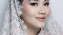 Sang MUA tampak merias wajahnya dengan tema soft glam makeup look dalam rona pink segar, menyesuaikan busana pengajiannya.  [@leofandi_]