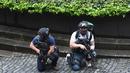 Polisi bersenjata mengamankan sekitar gedung Parlemen Inggris di London, Rabu (22/3). Kepanikan melanda ketika rangkaian serangan yang menewaskan setidaknya lima orang terjadi hanya beberapa meter dari pusat Gedung Parlemen. (Stefan Rousseau/PA via AP)