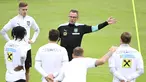 Ralf Rangnick tampak hadir dan memimpin langsung sesi latihan Timnas Austria. (AFP/Robert Jaeger)