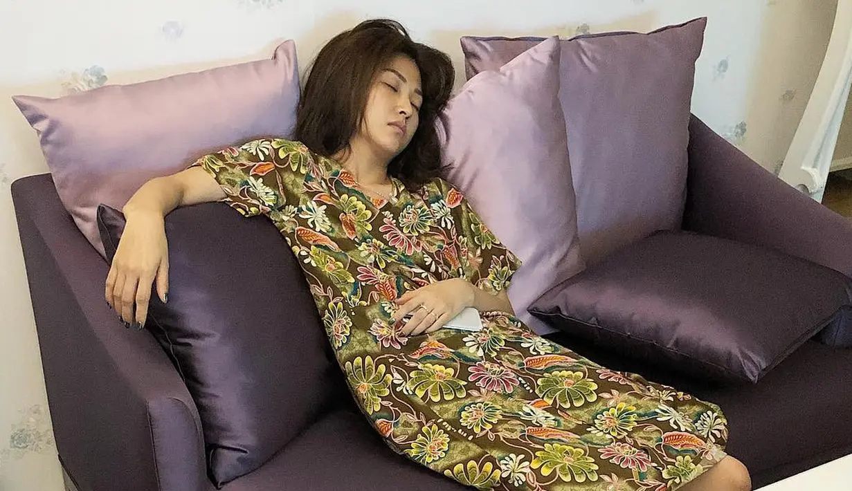Sang menunggu Ruben Onsu pulang ke rumah, Sarwendah terlihat ketiduran di sofa. (Foto: instagram.com/ruben_onsu)
